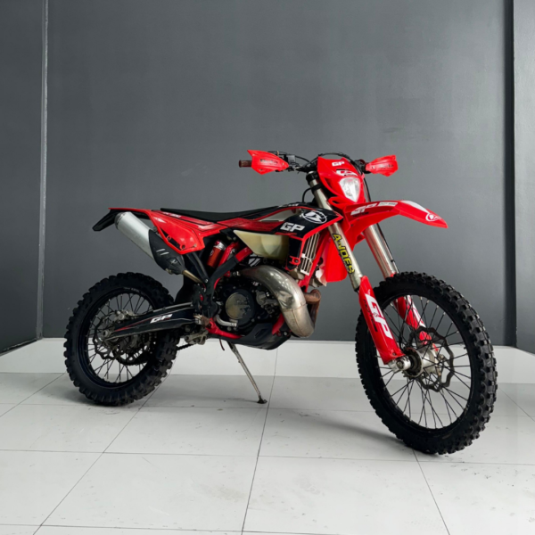 MOTO BETA 300RR 2T - SEMI NUEVA - Imagen 2